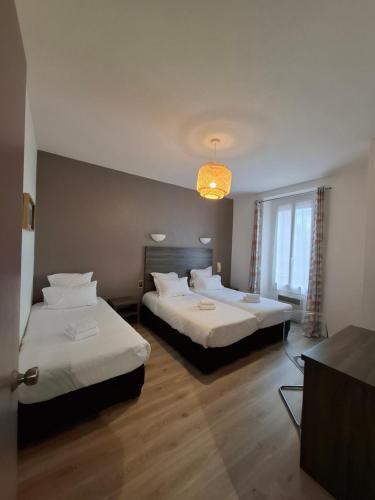 Ένα ή περισσότερα κρεβάτια σε δωμάτιο στο Hôtel du Château