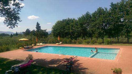 a swimming pool with a person in the water at Villa Monnalisa in Pian di Scò