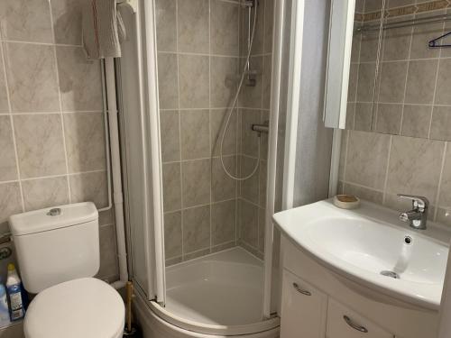 une salle de bain avec une douche, des toilettes et un lavabo dans l'établissement Villa Confortable 6 Pers. Climatisée, Proche Plage du Grazel, Calme, Tout Équipée, Stationnement Inclus - FR-1-796-71, à Gruissan