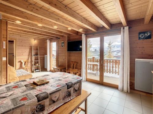 Chalet cosy 2 étoiles, 9 pers, 4 ch, 2 sdb, terrasse sud, proche télésiège, commerces, piscine été - FR-1-417-5