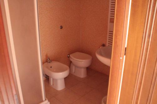 a small bathroom with a toilet and a sink at La fattoria di Carlotta in Maenza