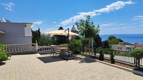 Fotografia z galérie ubytovania Apartment in Brela with sea view, terrace, WiFi, washing machine 4947-2 v destinácii Brela