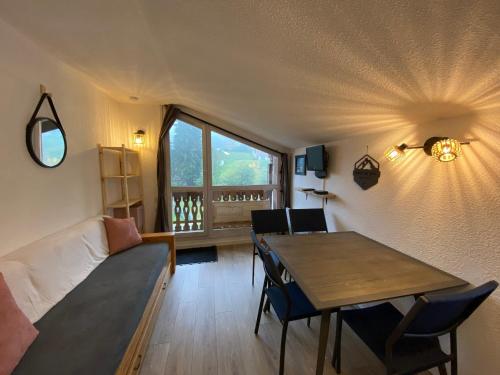 un salon avec une table et un canapé dans l'établissement Studio pour 4 personnes avec balcon, à 2 pas des pistes et commerces, cœur de station, Modane - FR-1-265-224, à Valfréjus