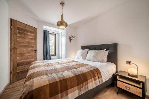 Ένα ή περισσότερα κρεβάτια σε δωμάτιο στο Apartment Redwood Alpe D'Huez - by EMERALD STAY