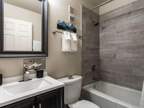 Ένα μπάνιο στο Mountain Flurry Quaint Condo near PCM