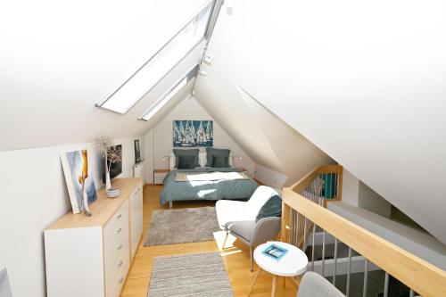 a attic bedroom with a bed and a bed istg at Kunst küsst Küste in Hohwacht