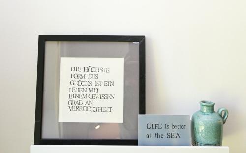 a picture frame with a picture of a vase and a sign at Kunst küsst Küste in Hohwacht