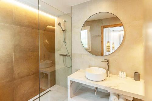 a bathroom with a sink and a mirror at Residencial Bogamar&iacute; in San Antonio Bay