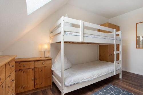 a bedroom with two bunk beds and a desk at Abendsonne in Ostseebad Koserow