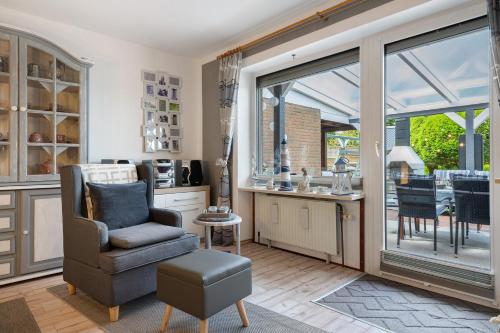 a living room with a chair and a window at Ferienwohnung Heimathafen in Lensahn