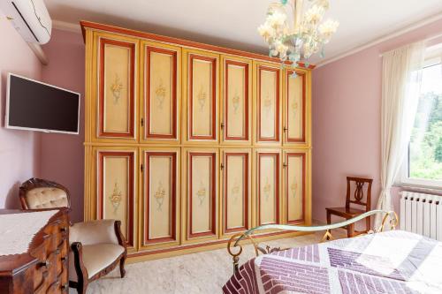a bedroom with a large wooden cabinet at Villa La Lanterna Bianca a Bagnone in Bagnone