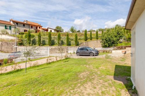 a car parked in the yard of a house at Villa La Lanterna Bianca a Bagnone in Bagnone