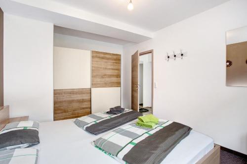 two beds in a bedroom with white walls at Fewo In Schustes in Willingen