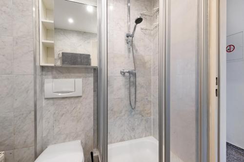 a bathroom with a shower with a toilet at Ferienwohnung 12 im Haus Borkum in Dorum Neufeld