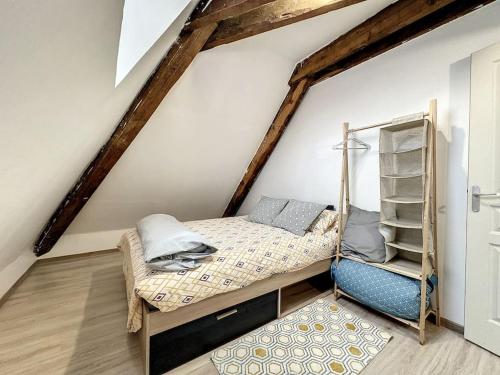 a bedroom with a bunk bed in a attic at Charmant Duplex au Cœur Vosgien in Charmes