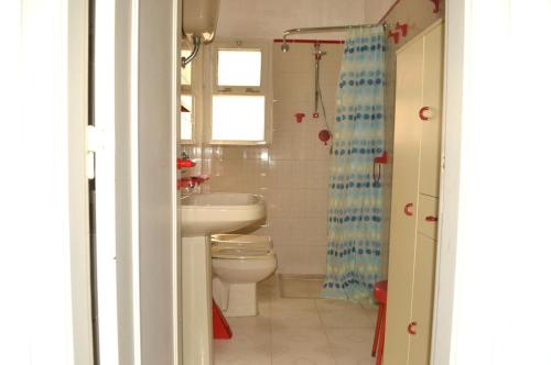 ein Badezimmer mit Toilette und Waschbecken in der Unterkunft Casa vacanza Nyota pt60 x 4 ospiti in Torre dell'Orso