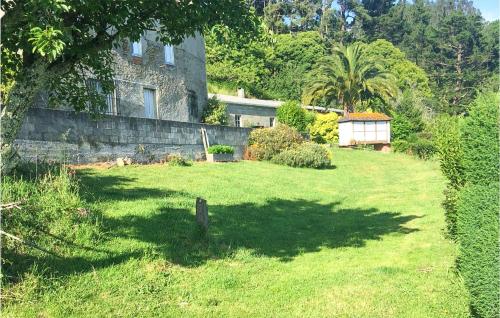 A garden outside 3 Bedroom Cozy Home In Ortigueira