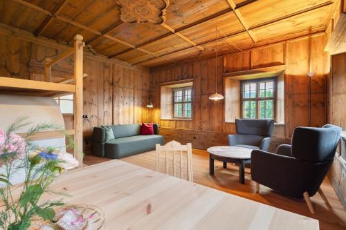 Un dormitorio con una litera y una sala de estar. en Ansitz Baumannhof Apt 1818, en Falzes