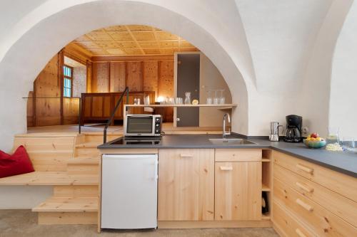 cocina con arco y encimera en Ansitz Baumannhof Apt 1818, en Falzes