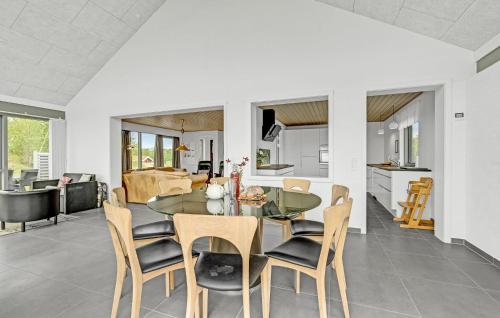 una sala da pranzo e un soggiorno con tavolo e sedie di Holiday Home Arielvej Ebeltoft V a Ebeltoft