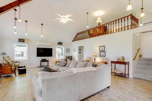 Μια τηλεόραση ή/και κέντρο ψυχαγωγίας στο Waterfront Cambridge Home Pool and Dock!