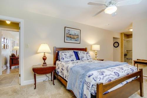 Ένα ή περισσότερα κρεβάτια σε δωμάτιο στο Waterfront Cambridge Home Pool and Dock!