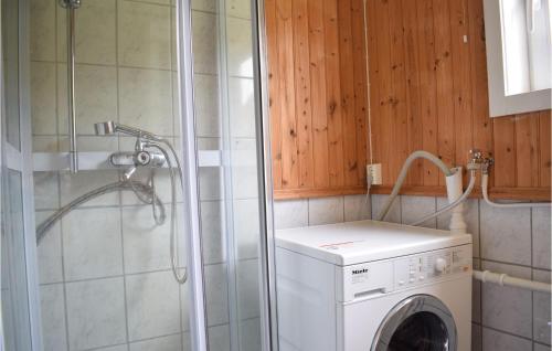 a washing machine in a bathroom with a shower at Stunning Home In Seim With Wifi in Seim