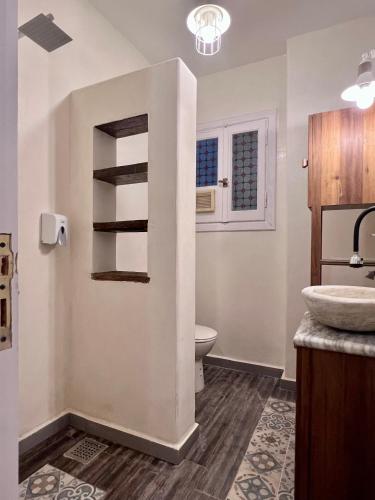 a bathroom with a toilet and a sink at Ma Maison Gleem, Alexandria in Alexandria