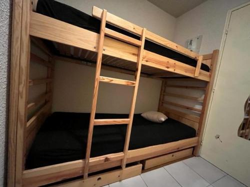 - un lit superposé avec une échelle dans une chambre dans l'établissement Charmant studio aux Molanès, Uvernet-Fours, idéal pour les skieurs, très confortable pour 2 personnes - FR-1-165A-173, à Uvernet