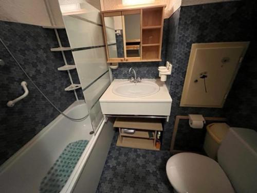 une petite salle de bain avec un lavabo et des toilettes dans l'établissement Charmant studio aux Molanès, Uvernet-Fours, idéal pour les skieurs, très confortable pour 2 personnes - FR-1-165A-173, à Uvernet
