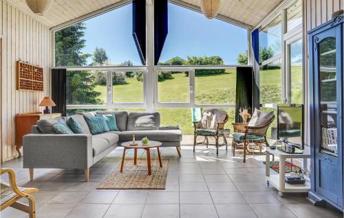 un soggiorno con un divano e un tavolo di Holiday Home Nordbakken Ebeltoft Ix a Ebeltoft