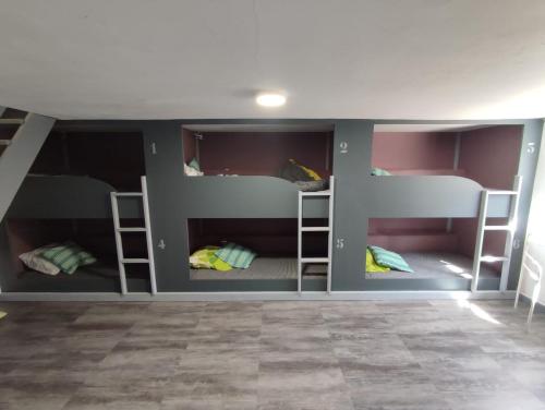 une chambre avec trois lits superposés dans une pièce dans l'établissement Villa Serendip proche du lac, à Lacanau