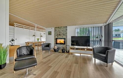 Μια τηλεόραση ή/και κέντρο ψυχαγωγίας στο Four-Bedroom Holiday Home In Rudkobing