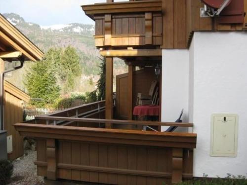 ein Haus mit einer Terrasse mit Aussicht in der Unterkunft Ferienhaus in ruhiger Lage, mit Balkon und großer Terrasse in Aschau im Chiemgau