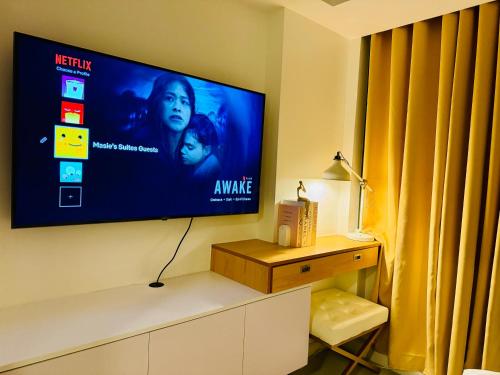 TV/trung tâm giải trí tại Masies Beach View Suite at Azure Urban Resort Residences