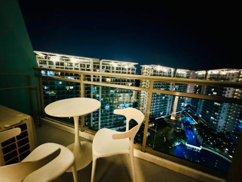 Ban công/sân hiên tại Masies Beach View Suite at Azure Urban Resort Residences