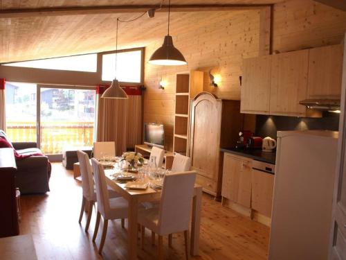 une cuisine et une salle à manger avec une table et des chaises dans l'établissement Morzine : Apt 6 pers, 2 ch, cuisine équipée, balcon, parking, casier à skis - FR-1-524-119, à Morzine
