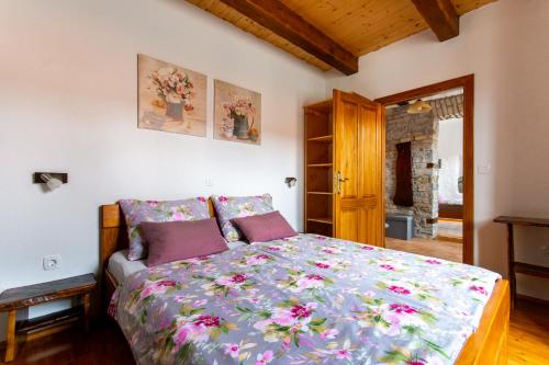 Giường trong phòng chung tại Apartments Roža