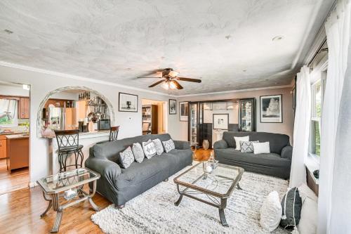 Гостиная зона в 3 Mi to Lake Redman Home with Furnished Pergola!