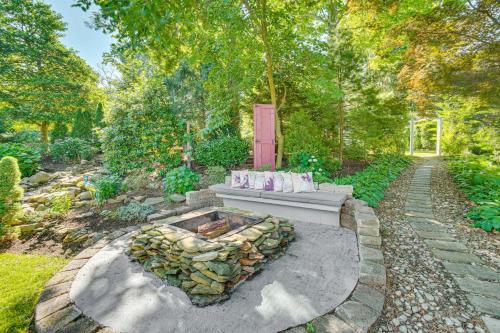 Сад в 3 Mi to Lake Redman Home with Furnished Pergola!