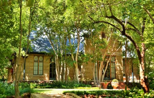Taman di luar De Hoek Country Hotel