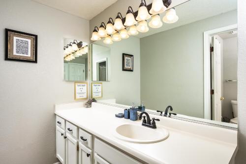 Ένα μπάνιο στο Spacious 4 BR House in Centennial