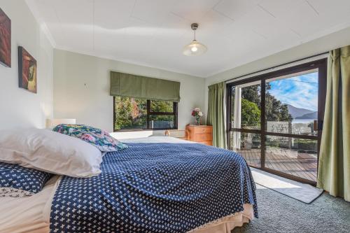 Кровать или кровати в номере Moetapu Magic - Marlborough Sounds Holiday Home