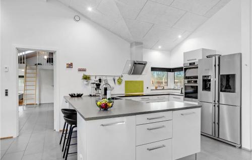 Una cocina o cocineta en Pet Friendly Home In Hadsund With Wifi