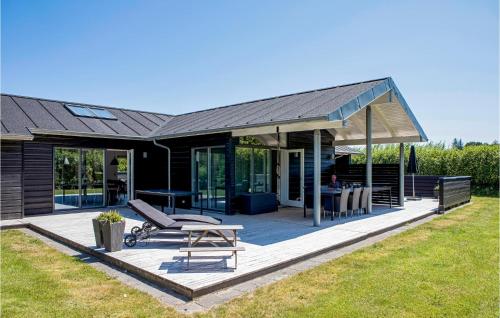 Un jardín fuera de Pet Friendly Home In Hadsund With Wifi