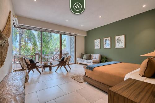 Un dormitorio con una cama y un balcón. en Haixa A107, en Higuera Blanca