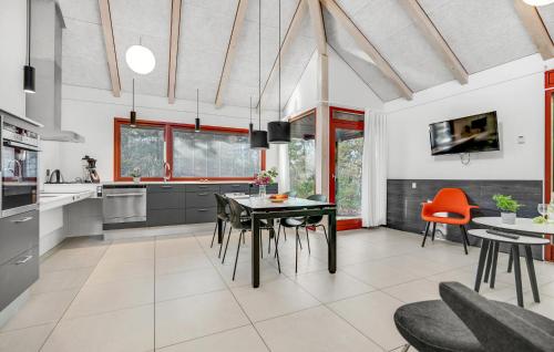Dapur atau dapur kecil di 2 Bedroom Gorgeous Home In Grenaa