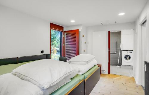 Katil atau katil-katil dalam bilik di Gorgeous Home In Grenaa With Kitchen