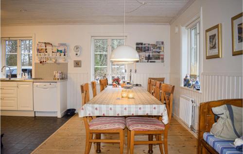 Una cocina o cocineta en Beautiful Home In Rydaholm With Kitchen