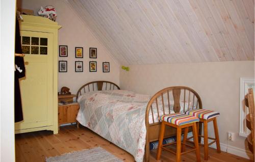 Una cama o camas en una habitación de Beautiful Home In Rydaholm With Kitchen